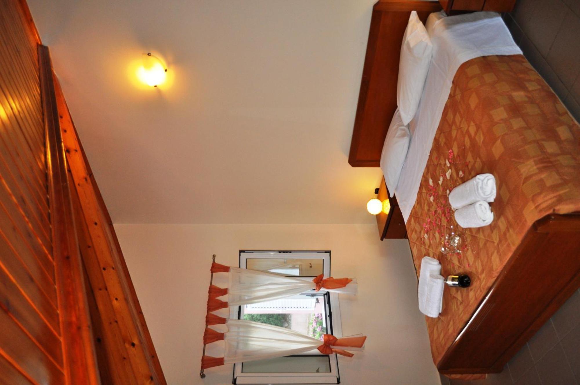 Mari-Christi Apartments Poros  Bilik gambar